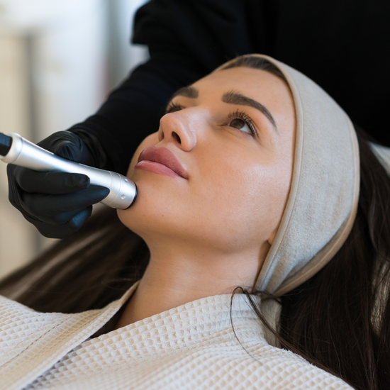 Aqua Facial mit Carboxy – Die perfekte Kombination für strahlende Haut